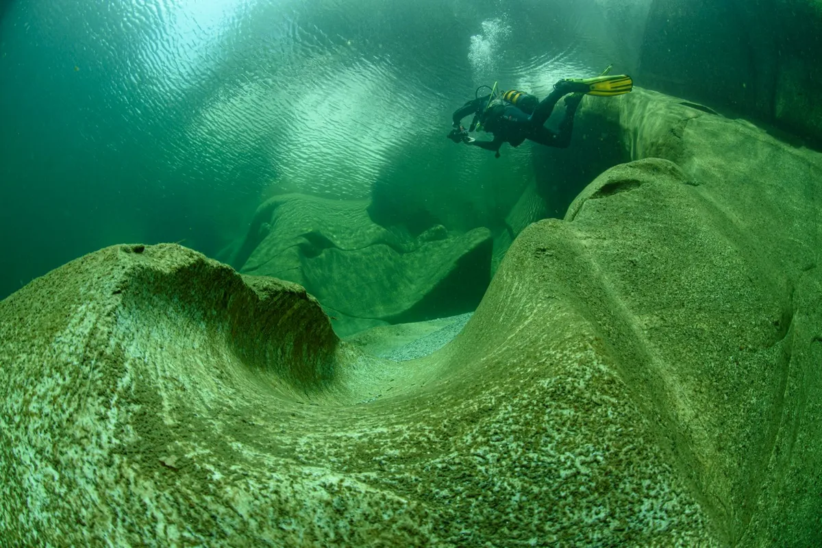 Décor aquatique de la plongée en rivière en Suisse