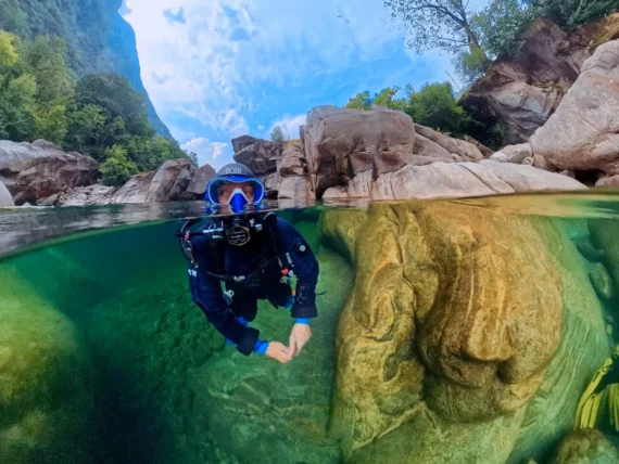 Plonger dans la Verzasca promet un décor fascinant