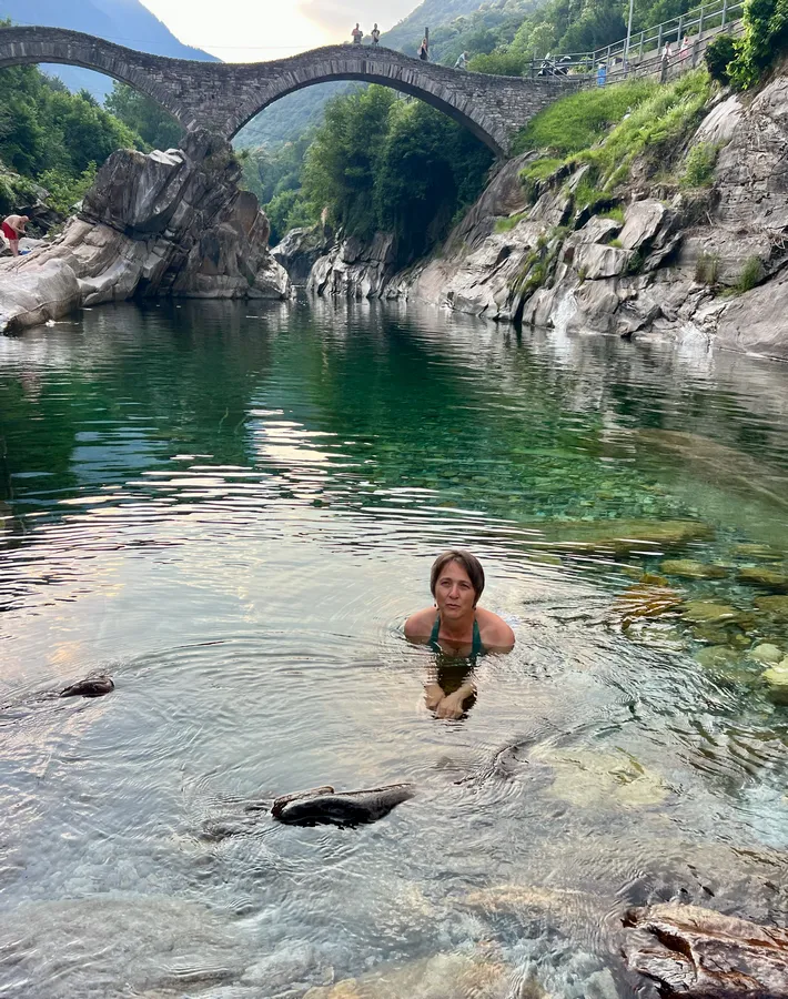 Un bain d'eau fraiche dans la rivière de la Verzasca