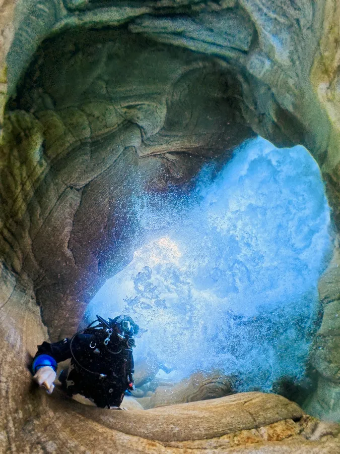 Les roches forment des décors somptueux dans la Verzasca