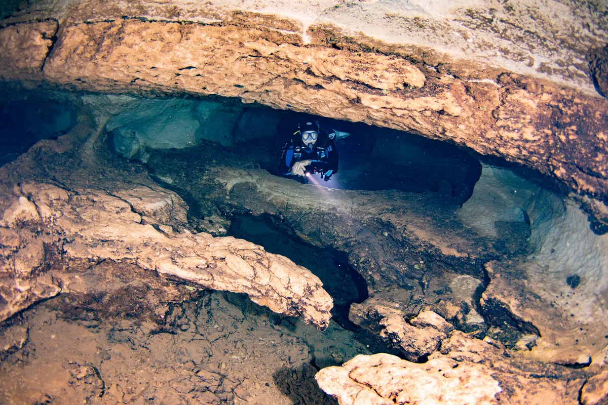 Plonger dans les grottes en Sardaigne