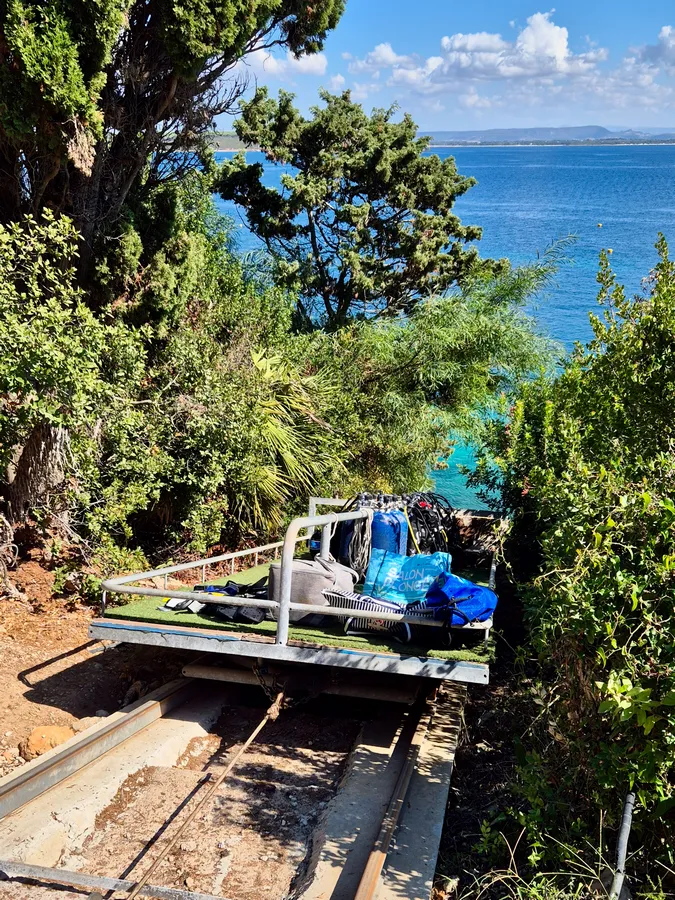 l'ascenseur à matériel au club de plongée de Capo Galera en Sardaigne
