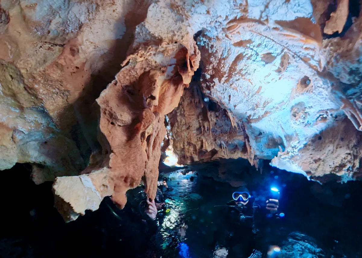 Prendre un moment pour observer la grotte