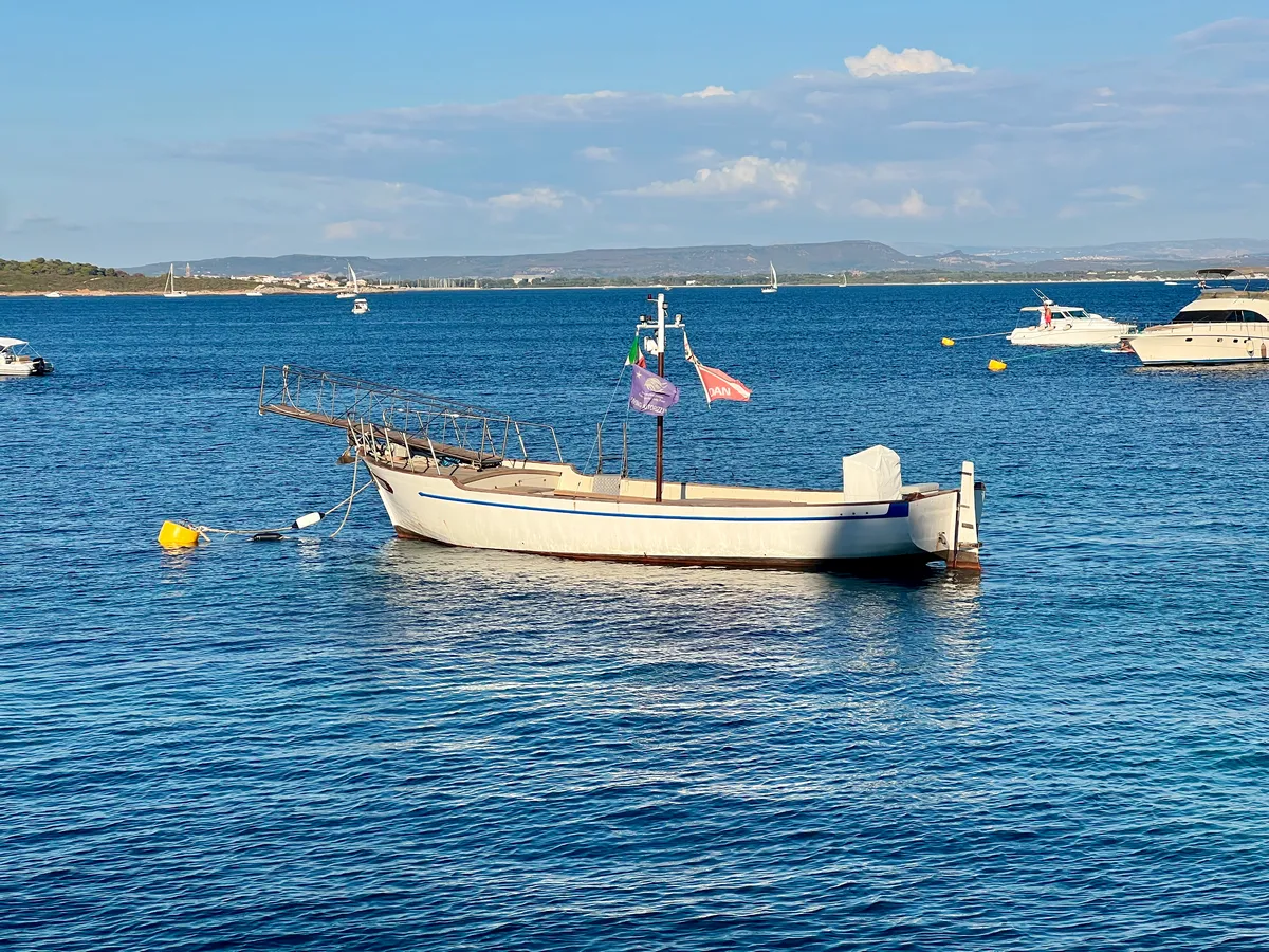 Le Patrizia, le bateau en bois du club de plongée de Capo Galera